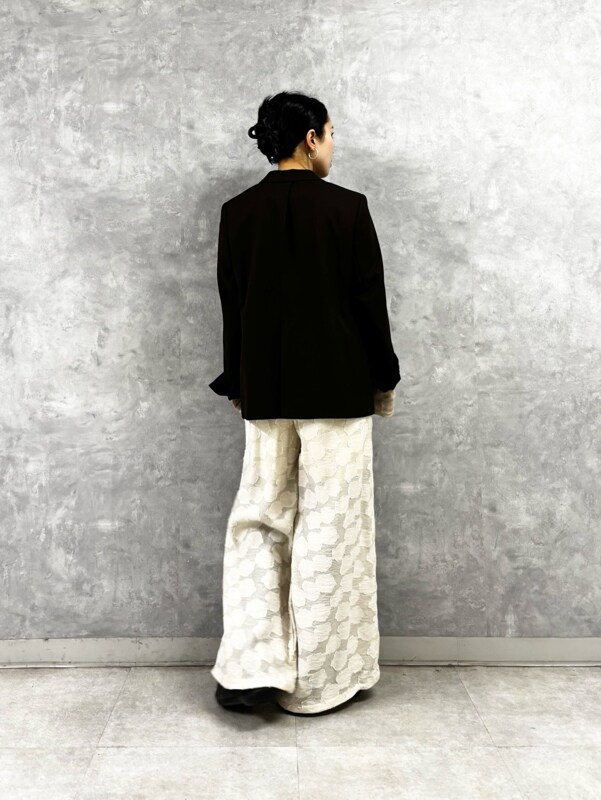 「オフィスカジュアル、パンツスタイル、スタイル美人、低身長、骨格ストレート、骨格ウェーブ」｜「styling/の2WAYフロッキーチュールトップス（Tシャツ/カットソー、ベージュ系）」を使った、styling/さん（レディース・155cm）の春コーディネートの2枚目の写真
