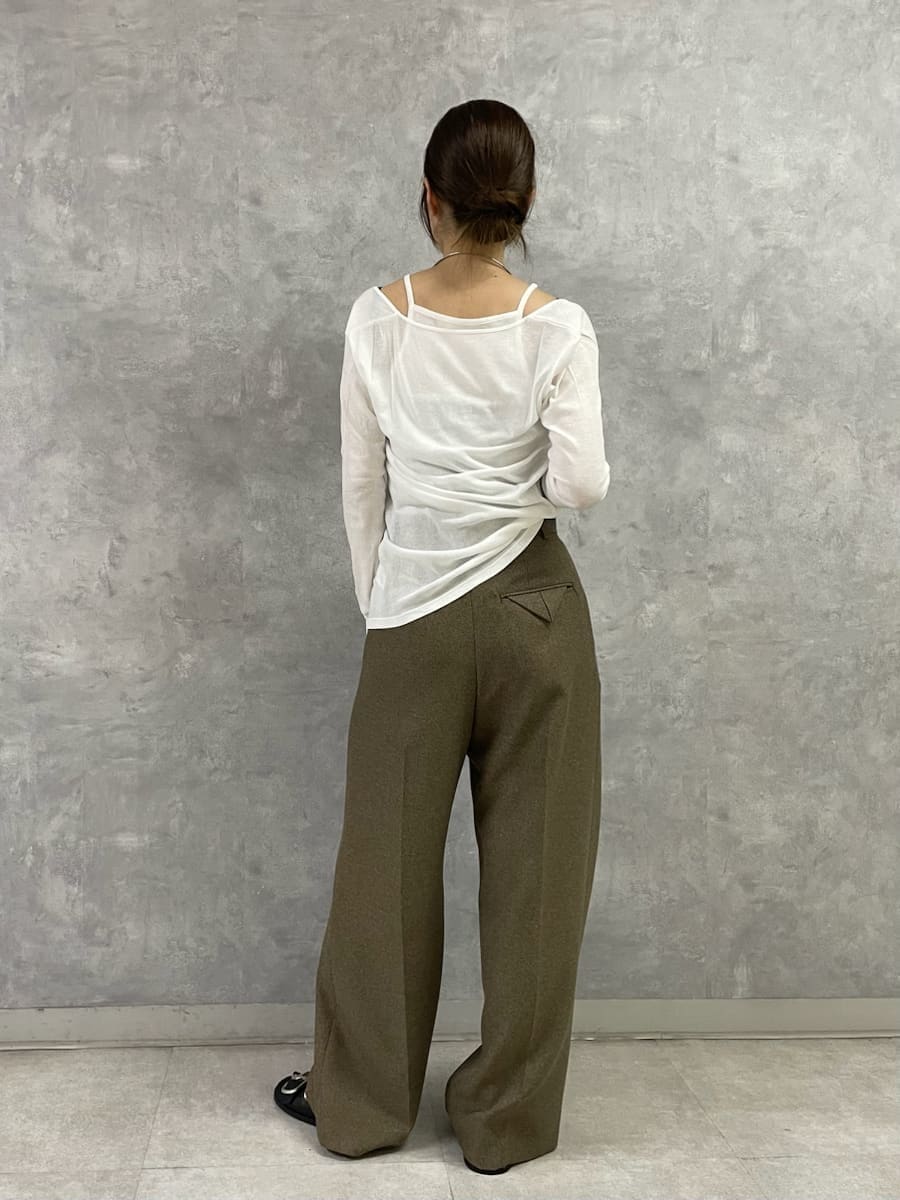 ホワイト系のTシャツ/カットソーを着用したレディースの夏コーディネートの4枚目の写真