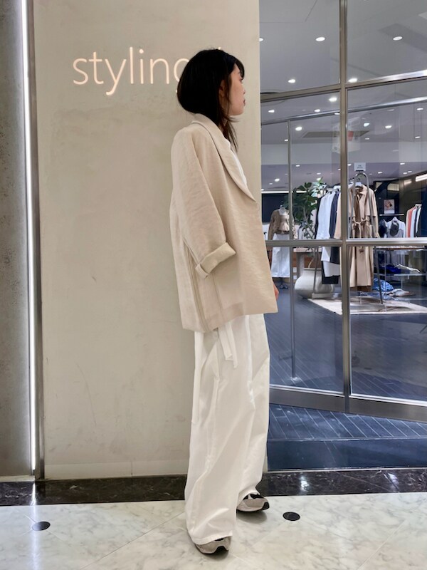 「オフィスカジュアル、ワントーン、カットソー、オケージョン、パンツスタイル、スタイル美人、シンプル、セットアップ、きれいめカジュアル、コラボ、ベーシック、骨格ウェーブ」｜「styling/のサイドラップ2WAYトップス（Tシャツ/カットソー、ホワイト系）」を使った、styling/さん（レディース・161cm）の春コーディネートの5枚目の写真