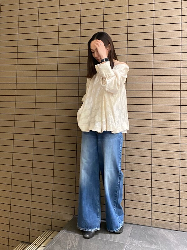 「リゾートスタイル、パンツスタイル、スタイル美人、先取りコーデ、コラボ、高身長、骨格ストレート」｜「styling/のカットジャガード2WAYブラウス（シャツ/ブラウス、ベージュ系）」を使った、styling/さん（レディース・165cm）の春コーディネートの2枚目の写真
