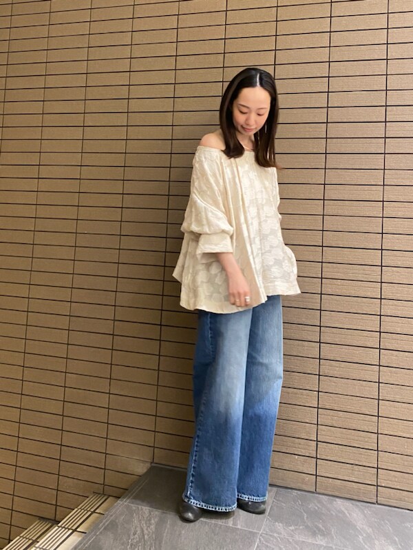 「リゾートスタイル、パンツスタイル、スタイル美人、先取りコーデ、コラボ、高身長、骨格ストレート」｜「styling/のカットジャガード2WAYブラウス（シャツ/ブラウス、ベージュ系）」を使った、styling/さん（レディース・165cm）の春コーディネートの4枚目の写真