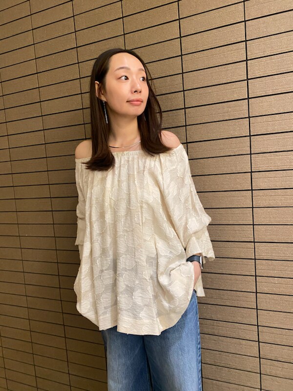 「リゾートスタイル、パンツスタイル、スタイル美人、先取りコーデ、コラボ、高身長、骨格ストレート」｜「styling/のカットジャガード2WAYブラウス（シャツ/ブラウス、ベージュ系）」を使った、styling/さん（レディース・165cm）の春コーディネートの7枚目の写真