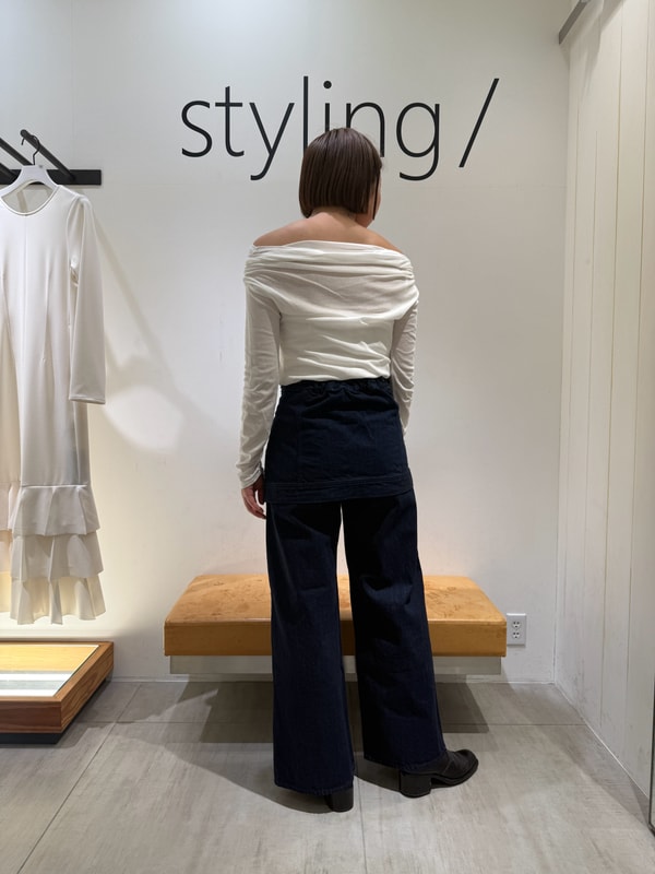 「オフィスカジュアル、パンツスタイル、スタイル美人、セットアップ、コラボ、高身長、骨格ストレート」｜「styling/のオフショルダーカットトップス（Tシャツ/カットソー、ホワイト系）」を使った、styling/さん（レディース・167cm）の春コーディネートの3枚目の写真