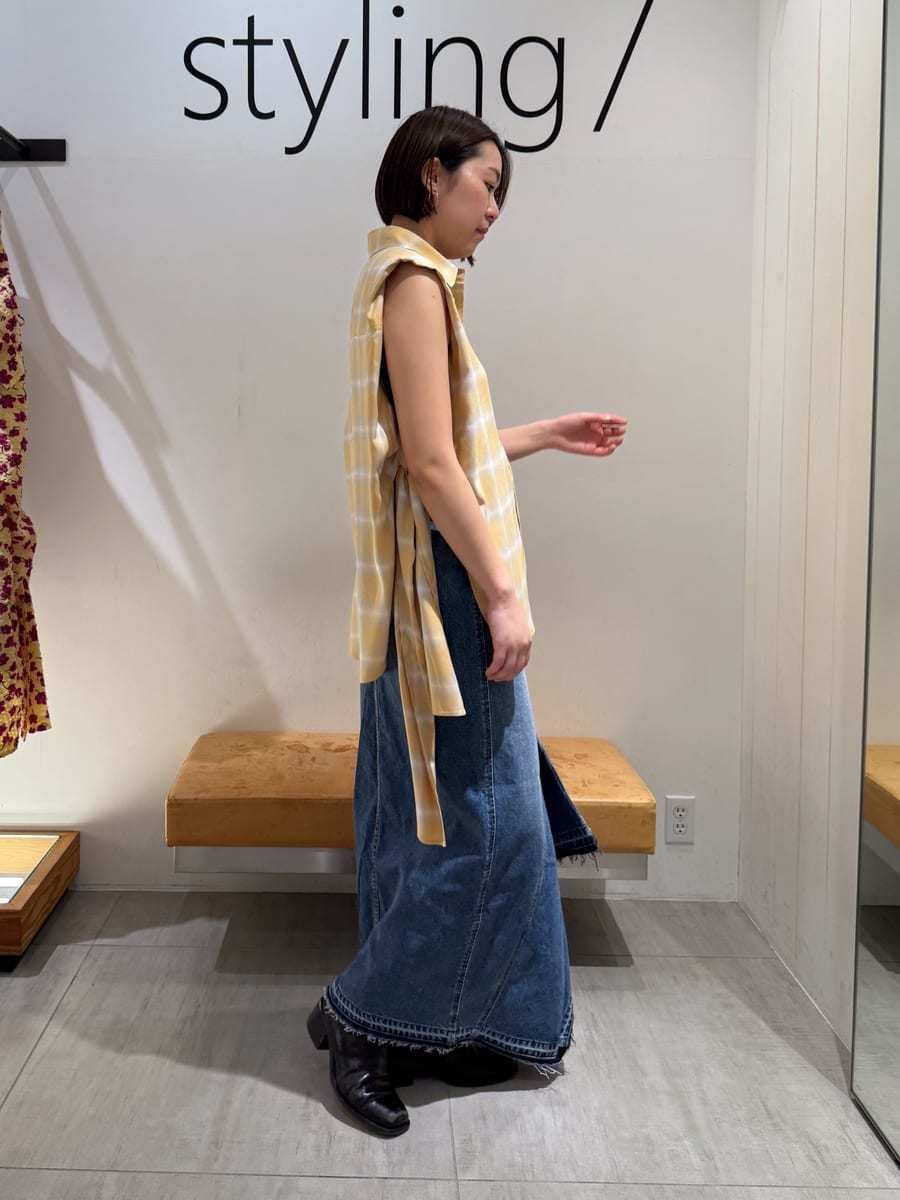「オフィスカジュアル、シンプル、きれいめカジュアル、高身長、骨格ストレート」｜「styling/のヘムフレア2WAYデニムスカート（デニムスカート、ブルー系）」を使った、styling/さん（レディース・167cm）の夏コーディネートの2枚目の写真