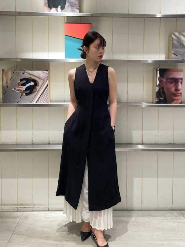 「リゾートスタイル、オケージョン、パーティ、モノトーン、スタイル美人、先取りコーデ、シンプル、セットアップ、きれいめカジュアル、ワンピース、ベーシック、高身長、骨格ウェーブ」｜「styling/のバックサテンジレワンピース（ワンピース、ブラック系）」を使った、styling/さん（レディース・161cm）の春コーディネートの2枚目の写真
