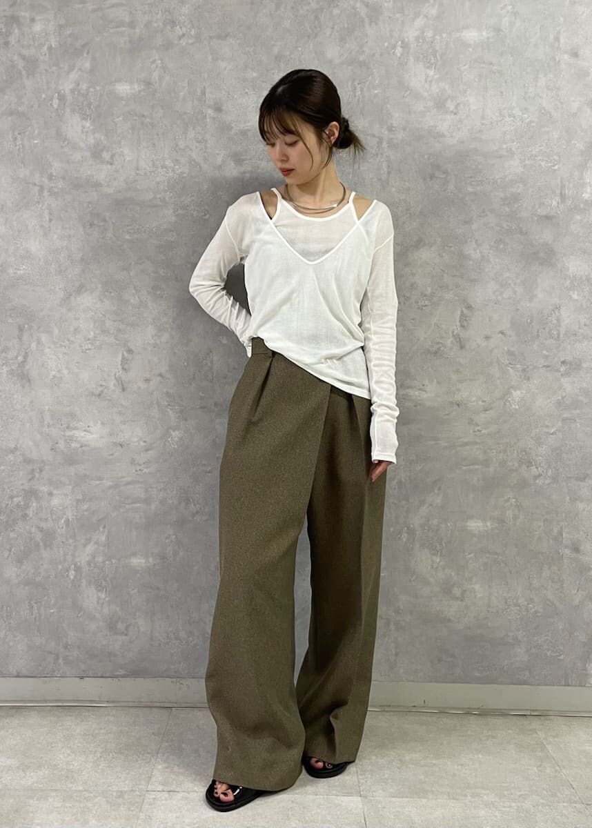 ホワイト系のTシャツ/カットソーを着用したレディースの夏コーディネートの2枚目の写真