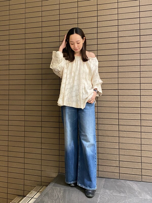 「リゾートスタイル、パンツスタイル、スタイル美人、先取りコーデ、コラボ、高身長、骨格ストレート」｜「styling/のカットジャガード2WAYブラウス（シャツ/ブラウス、ベージュ系）」を使った、styling/さん（レディース・165cm）の春コーディネートの3枚目の写真