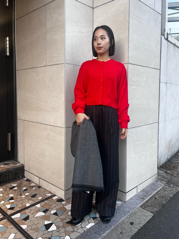 「オフィスカジュアル、モノトーン、パンツスタイル、きれいめカジュアル、ベーシック、低身長」｜「styling/のスラッシュスリーブニットカーディガン（カーディガン/ボレロ、レッド系）」を使った、styling/さん（レディース・153cm）の冬コーディネートの2枚目の写真