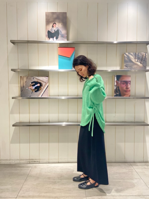 「オフィスカジュアル、スタイル美人、シンプル、きれいめカジュアル、ベーシック、骨格ウェーブ」｜「styling/のシアーニットプルオーバー（ニット/セーター、グリーン系）」を使った、styling/さん（レディース・158cm）の春コーディネートの3枚目の写真