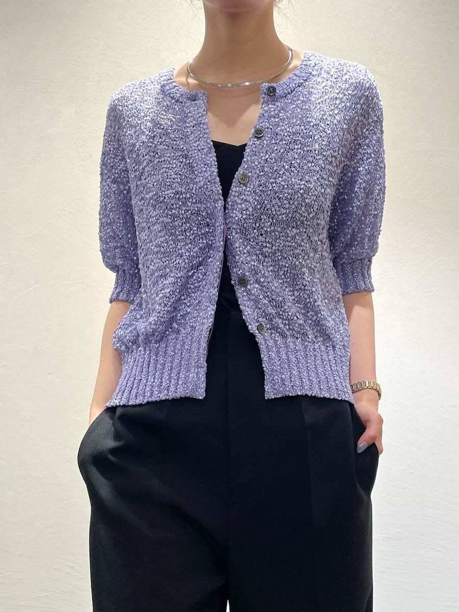 パープル系のカーディガン/ボレロ、ブラック系のその他パンツを着用したレディースの夏コーディネートの4枚目の写真