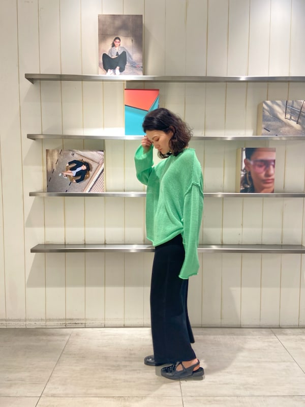 「オフィスカジュアル、スタイル美人、シンプル、きれいめカジュアル、ベーシック、骨格ウェーブ」｜「styling/のシアーニットプルオーバー（ニット/セーター、グリーン系）」を使った、styling/さん（レディース・158cm）の春コーディネートの2枚目の写真