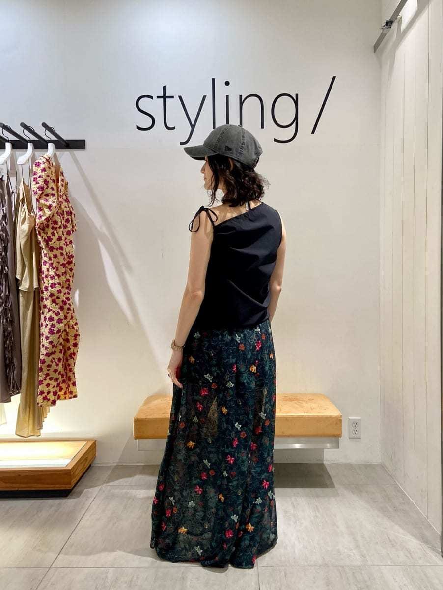 「リゾートスタイル、パンツスタイル、スタイル美人、コラボ、骨格ウェーブ、雨の日コーデ」｜「styling/の【S/S(エスバイエス)】アシンメトリートップス＜ウォッシャブル・UV・接触冷感＞（Tシャツ/カットソー、ブラック系）」を使った、styling/さん（レディース・158cm）の夏コーディネートの3枚目の写真