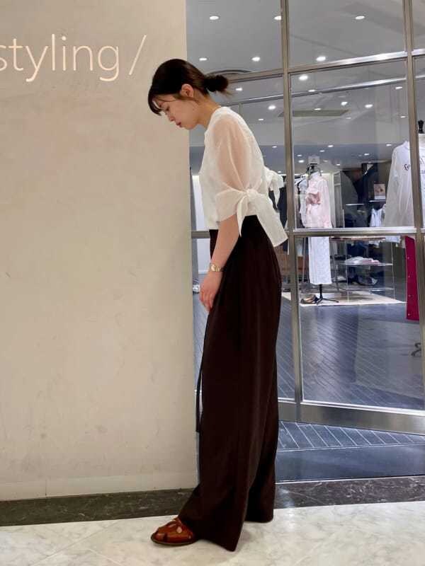 「オフィスカジュアル、カットソー、オケージョン、パンツスタイル、スタイル美人、先取りコーデ、シンプル、セットアップ、きれいめカジュアル、ベーシック、骨格ウェーブ」｜「styling/のオーガンザスリーブトップス（Tシャツ/カットソー、ホワイト系）」を使った、styling/さん（レディース・161cm）の春コーディネートの5枚目の写真