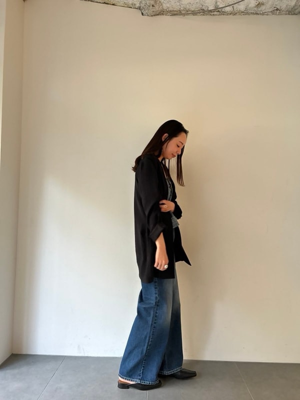 「パンツスタイル、スタイル美人、先取りコーデ、セットアップ、きれいめカジュアル、高身長、骨格ストレート」｜「styling/のバックサテンジャケット（テーラードジャケット、ブラック系）」を使った、styling/さん（レディース・165cm）の冬コーディネートの3枚目の写真