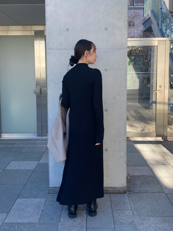 「オケージョン、パーティ、スタイル美人、ワンピース、高身長、骨格ストレート、アウター」｜「styling/の2WAYリブニットワンピース（ワンピース、ブラック系）」を使った、styling/さん（レディース・165cm）の冬コーディネートの4枚目の写真