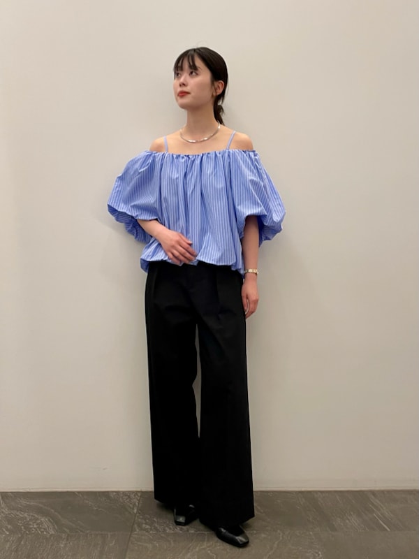 「オフィスカジュアル、オケージョン、パーティ、パンツスタイル、スタイル美人、先取りコーデ、シンプル、きれいめカジュアル、ベーシック、骨格ウェーブ」｜「styling/のオフショルダーパフブラウス（シャツ/ブラウス、ブルー系）」を使った、styling/さん（レディース・161cm）の春コーディネートの4枚目の写真