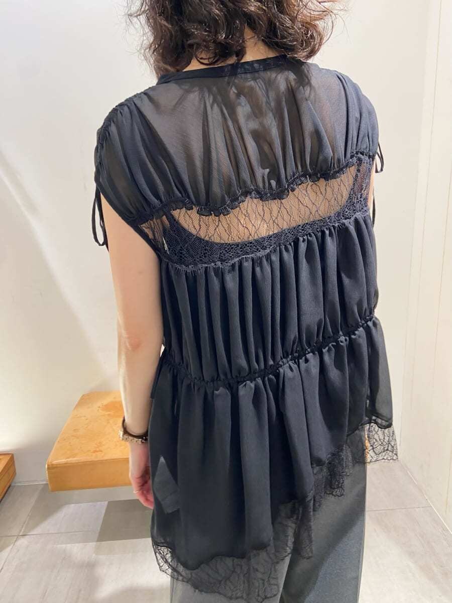 グレー系のその他パンツを着用したレディースの夏コーディネートの5枚目の写真