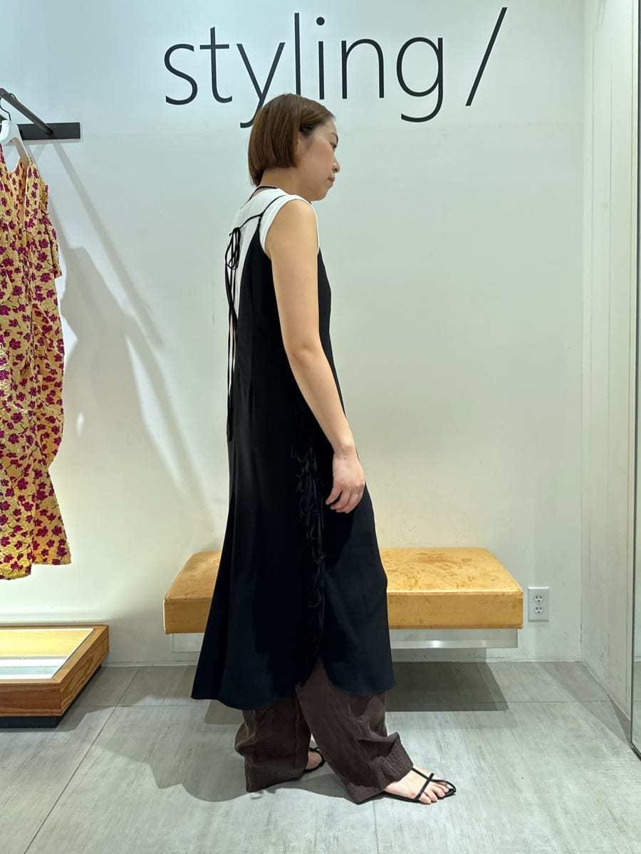 「パーティ、モノトーン、ワンピース、高身長、骨格ストレート」｜「styling/の【セットアップ対応】ワイドタックドローストリングパンツ（その他パンツ、ブラウン系）」を使った、styling/さん（レディース・167cm）の夏コーディネートの2枚目の写真