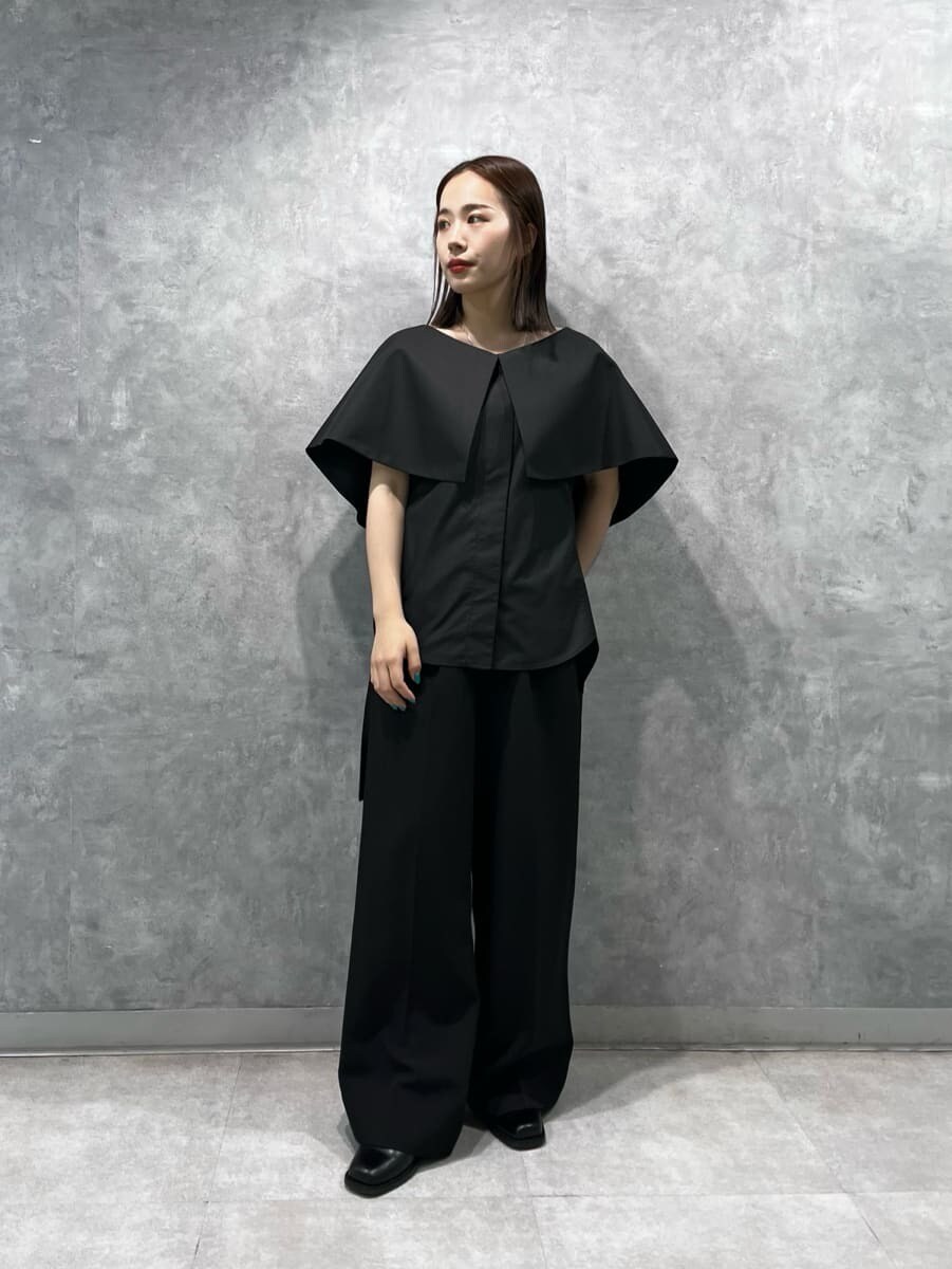 「オフィスカジュアル、ワントーン、モノトーン、パンツスタイル、シンプル、きれいめカジュアル、低身長」｜「styling/のケープカラーノースリーブシャツ（シャツ/ブラウス、ブラック系）」を使った、styling/さん（レディース・153cm）の春コーディネートの2枚目の写真