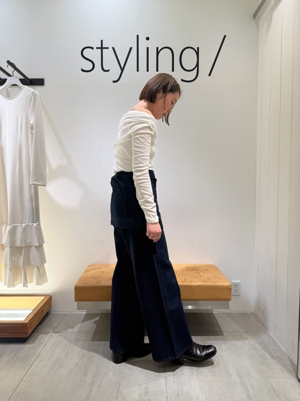 「オフィスカジュアル、パンツスタイル、スタイル美人、セットアップ、コラボ、高身長、骨格ストレート」｜「styling/のオフショルダーカットトップス（Tシャツ/カットソー、ホワイト系）」を使った、styling/さん（レディース・167cm）の春コーディネートの2枚目の写真