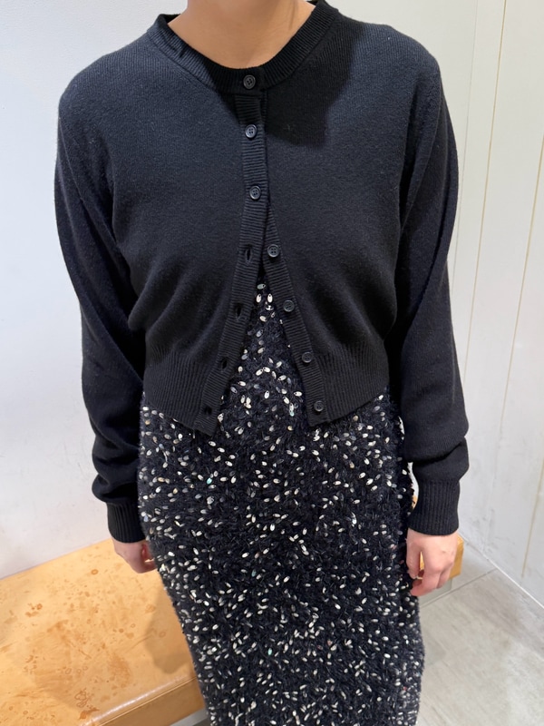 「ワントーン、オケージョン、パーティ、ワンピース、高身長、骨格ストレート」｜「styling/のスラッシュスリーブニットカーディガン（カーディガン/ボレロ、ブラック系）」を使った、styling/さん（レディース・167cm）の冬コーディネートの4枚目の写真