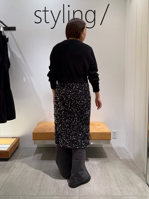 「ワントーン、オケージョン、パーティ、ワンピース、高身長、骨格ストレート」｜「styling/のスラッシュスリーブニットカーディガン（カーディガン/ボレロ、ブラック系）」を使った、styling/さん（レディース・167cm）の冬コーディネートの3枚目の写真