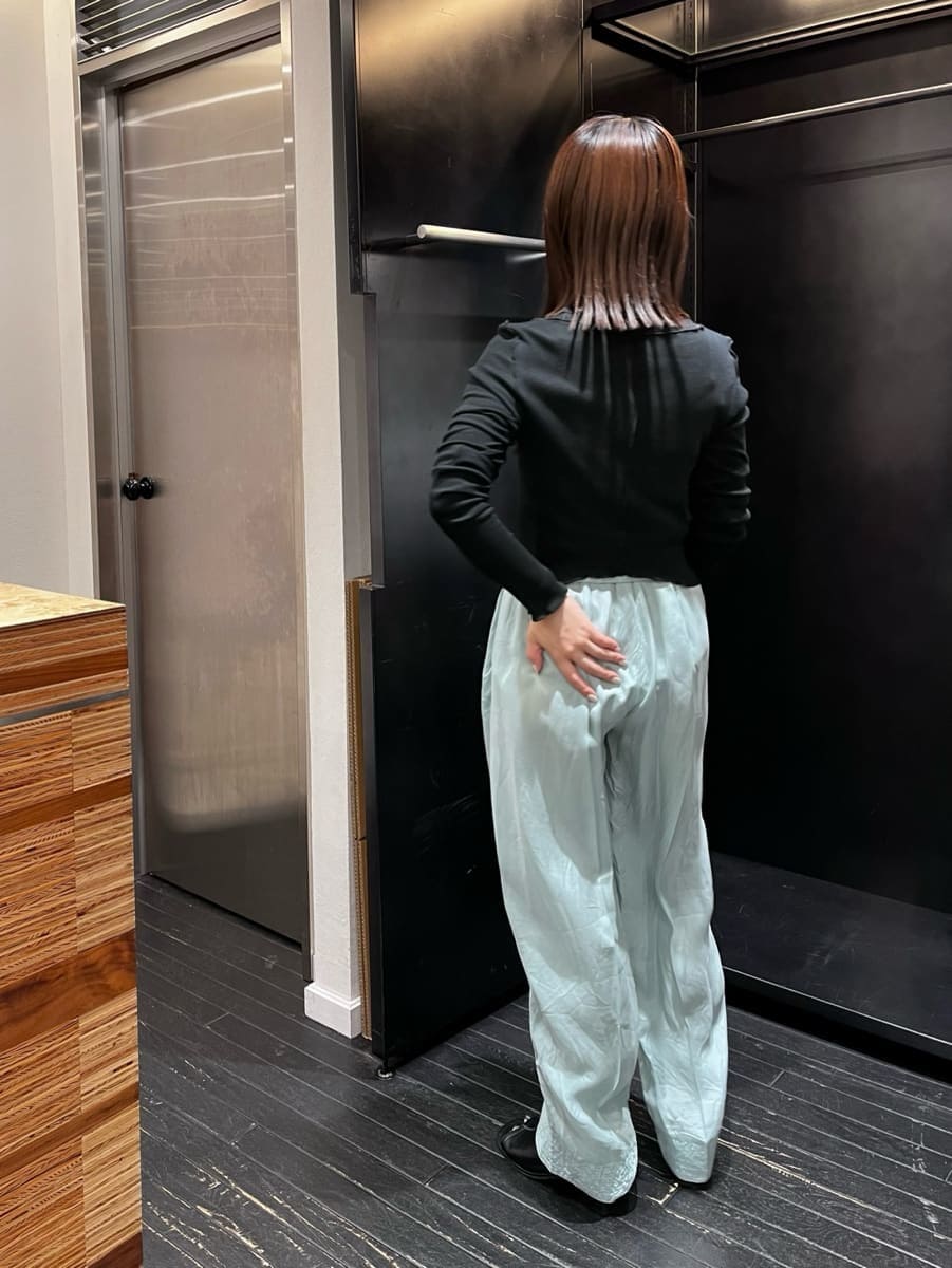 「オフィスカジュアル、カットソー、パンツスタイル、セットアップ、きれいめカジュアル、低身長」｜「styling/の【セットアイテム】メローカットカーディガン（カーディガン/ボレロ、ブラック系）」を使った、styling/さん（レディース・153cm）の夏コーディネートの3枚目の写真