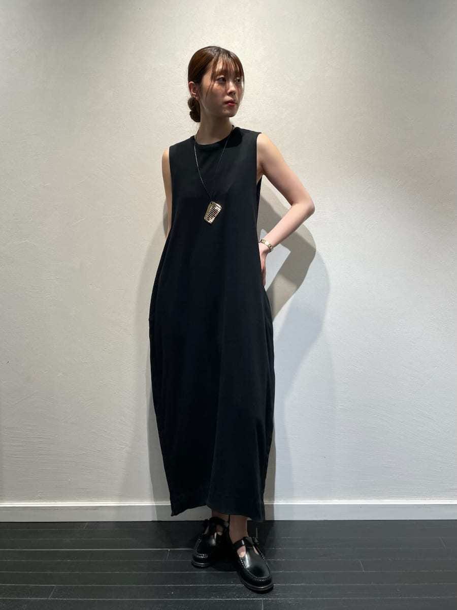 ブラック系のワンピースを着用したレディースの夏コーディネートの2枚目の写真