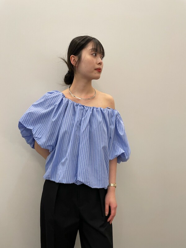 「オフィスカジュアル、オケージョン、パーティ、パンツスタイル、スタイル美人、先取りコーデ、シンプル、きれいめカジュアル、ベーシック、骨格ウェーブ」｜「styling/のオフショルダーパフブラウス（シャツ/ブラウス、ブルー系）」を使った、styling/さん（レディース・161cm）の春コーディネートの2枚目の写真