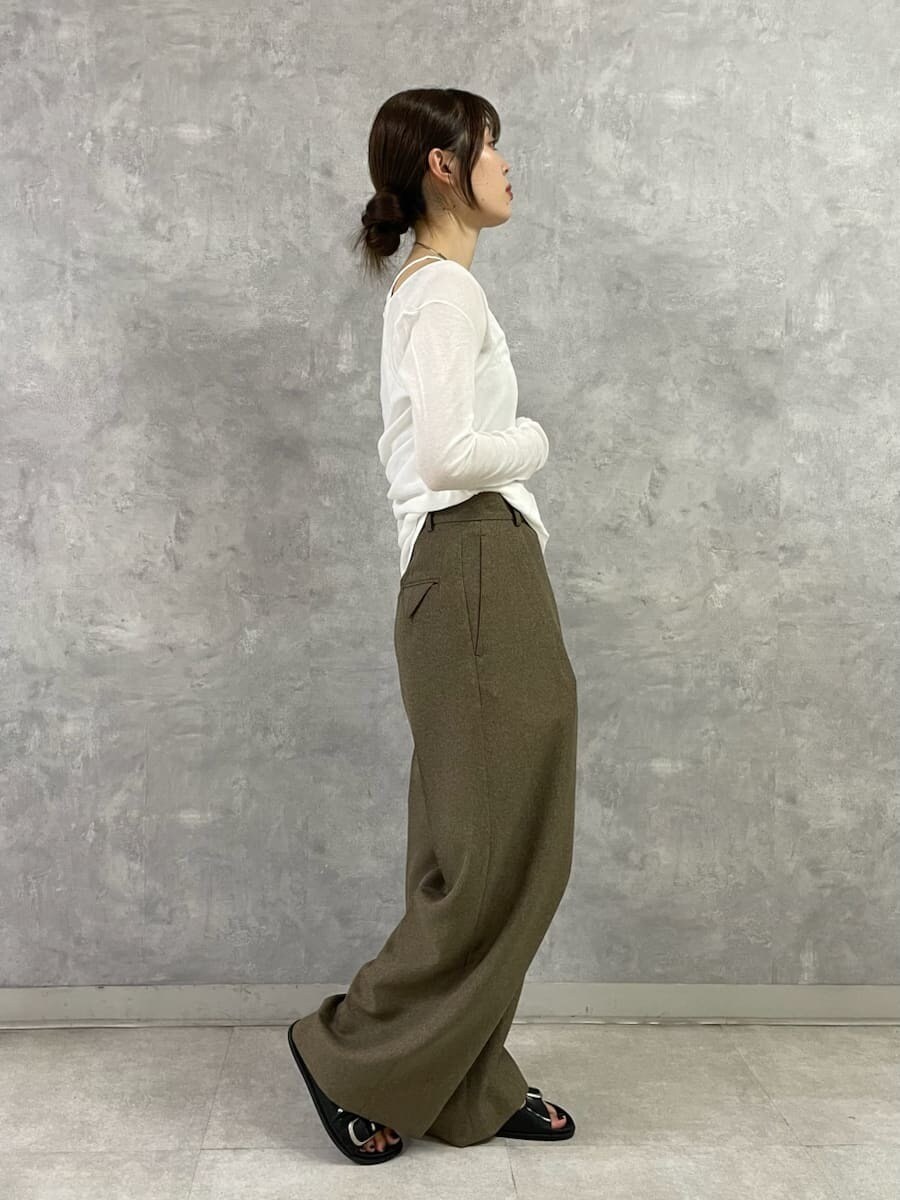 ホワイト系のTシャツ/カットソーを着用したレディースの夏コーディネートの3枚目の写真