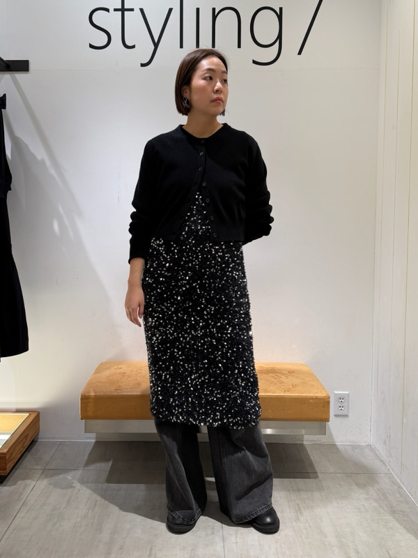 「ワントーン、オケージョン、パーティ、ワンピース、高身長、骨格ストレート」｜「styling/のスラッシュスリーブニットカーディガン（カーディガン/ボレロ、ブラック系）」を使った、styling/さん（レディース・167cm）の冬コーディネートの2枚目の写真