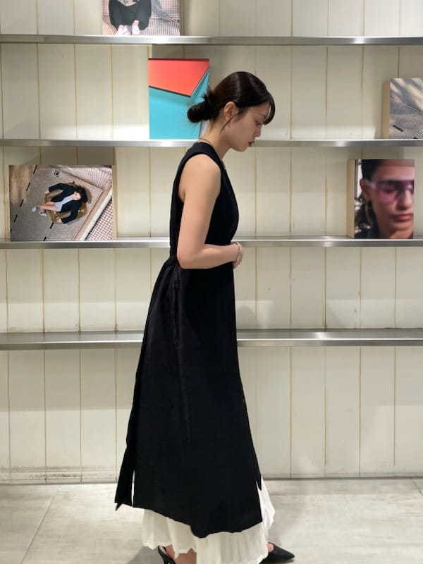 「リゾートスタイル、オケージョン、パーティ、モノトーン、スタイル美人、先取りコーデ、シンプル、セットアップ、きれいめカジュアル、ワンピース、ベーシック、高身長、骨格ウェーブ」｜「styling/のバックサテンジレワンピース（ワンピース、ブラック系）」を使った、styling/さん（レディース・161cm）の春コーディネートの4枚目の写真