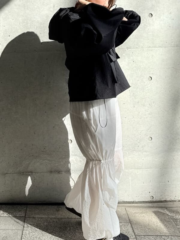 「リゾートスタイル、パーカー／スウエット、モノトーン、パンツスタイル、高身長、骨格ストレート」｜「styling/の【S/S(エスバイエス)】＜ウォッシャブル・撥水＞イージーパンツ（その他パンツ、ホワイト系）」を使った、styling/さん（レディース・167cm）の春コーディネートの3枚目の写真