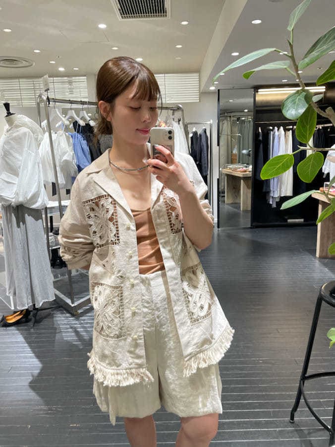 「リゾートスタイル、ワントーン、オケージョン、パンツスタイル、スタイル美人、先取りコーデ、セットアップ、きれいめカジュアル、ベーシック、骨格ウェーブ」｜「styling/のエンブロイダリーシャツジャケット（その他アウター、ベージュ系）」を使った、styling/さん（レディース・161cm）の春コーディネートの6枚目の写真