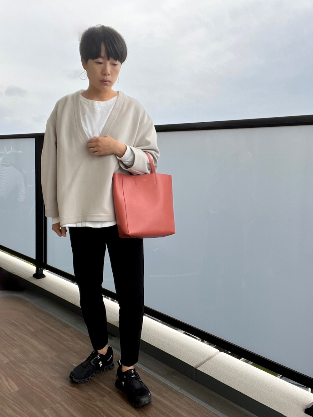 ホワイト系のTシャツ/カットソー、ベージュ系のトップス、ピンク系のショルダーバッグを着用したレディースの秋コーディネートの2枚目の写真