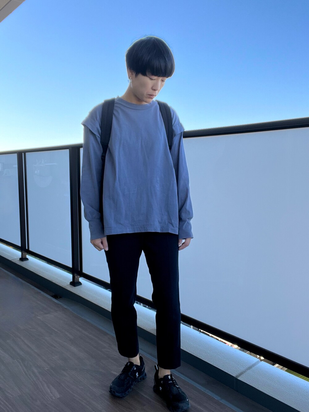 「ファッションを楽しもう、秋服コーデ、休日スタイル、おでかけコーデ、パンツスタイル、ジャーナルスタンダード、大人カジュアル、スニーカーコーデ、カジュアルコーデ、カジュアル、オトナ女子、シンプルコーデ、シンプル、ママコーデ、今日のコーデ」｜「JOURNAL STANDARDのアイテム（Tシャツ/カットソー、その他）」を使った、おなさん（レディース・158cm）の秋コーディネートの2枚目の写真