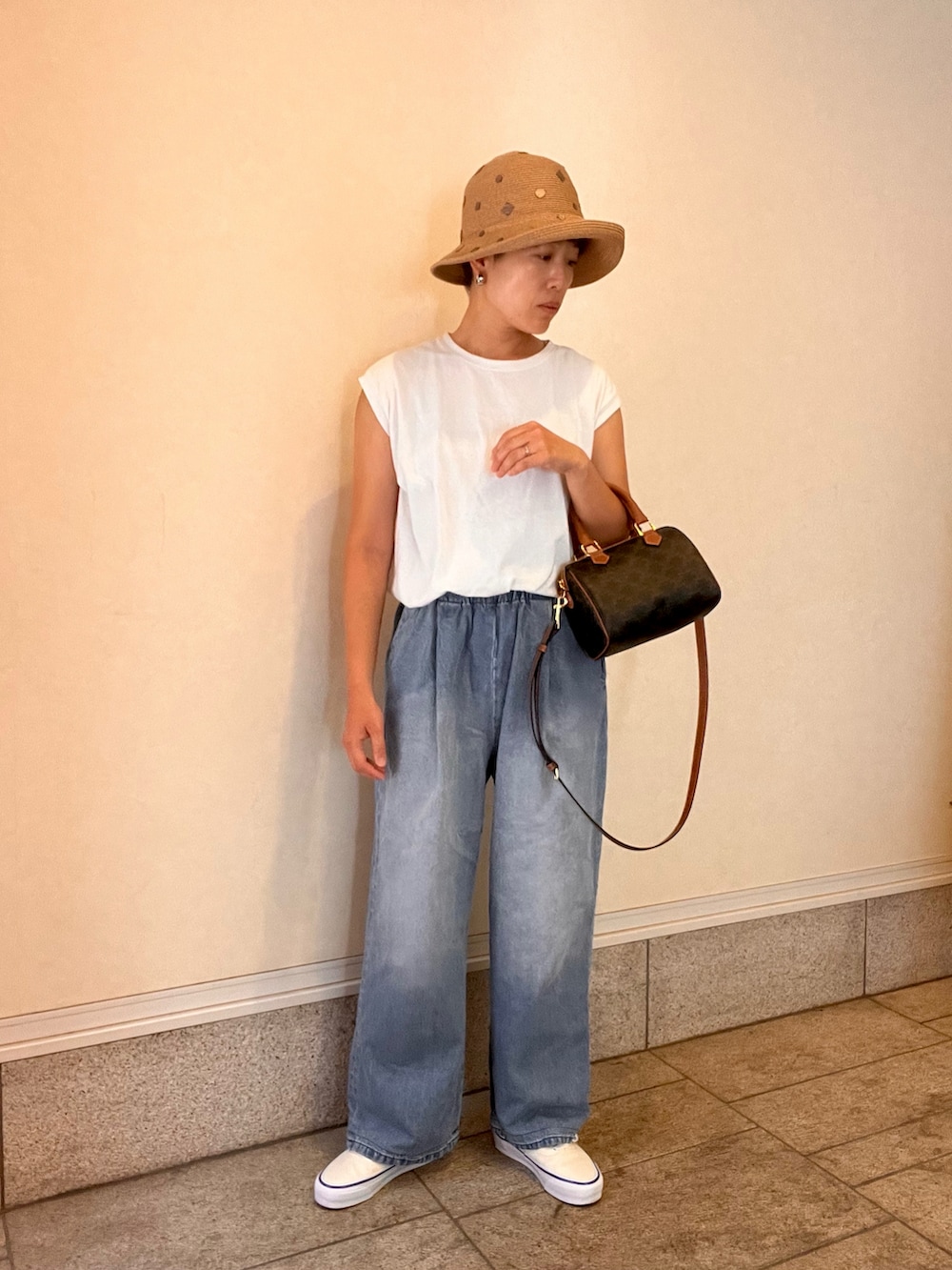 「夏コーデ、着回しコーデ、デニムコーデ、きれいめコーディネート、オトナ女子、オトナカワイイ、Tシャツ×デニム、VANS、かぐれ、CELINE、大人女子、大人カジュアル」｜「dodgeのアイテム（ハット、ベージュ系）」を使った、おなさん（レディース・158cm）の夏コーディネートの2枚目の写真