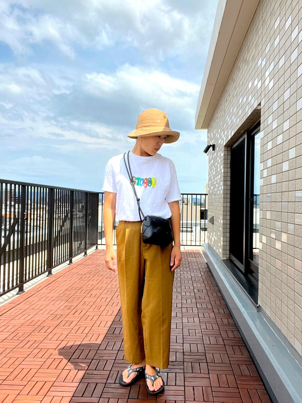 「今日のコーデ、パンツスタイル、オトナカジュアル、シンプルスタイル、お出かけコーデ、ママコーデ、ステューシー、ボッテガヴェネタ、オトナ女子」｜「dodgeのアイテム（ハット、ベージュ系）」を使った、おなさん（レディース・158cm）の夏コーディネートの2枚目の写真