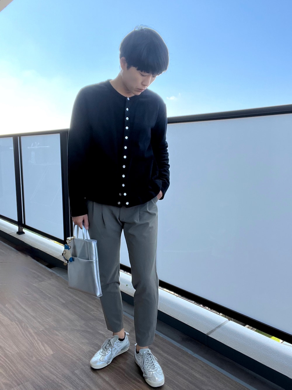 「大人カジュアル、きれいめカジュアル、大人コーデ、秋服、カリテ(qualite)、オトナカジュアル、大人女子、カジュアル、シンプルコーデ、シンプル、パンツスタイル、オニツカタイガー、シルバーシューズ、カーディガン、スニーカー」｜「OMNESの裏毛スウェット パールドットカーディガン（カーディガン/ボレロ、ブラック系）」を使った、おなさん（レディース・158cm）の秋コーディネートの2枚目の写真