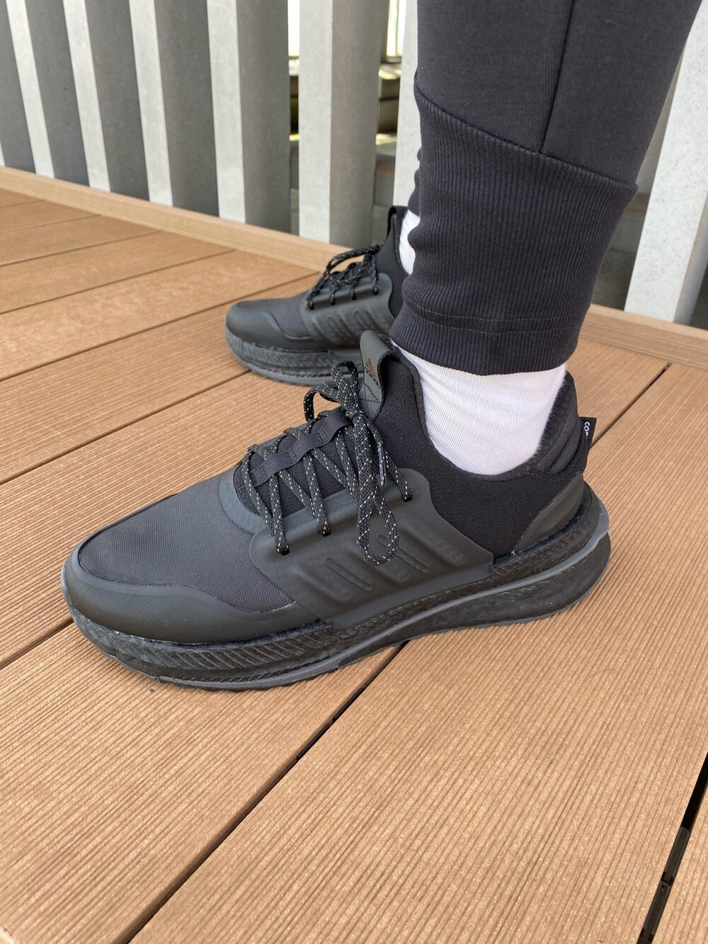 ブラック系のスウェット、ブラック系のその他パンツ、ブラック系のスニーカーを着用したメンズの秋コーディネートの4枚目の写真