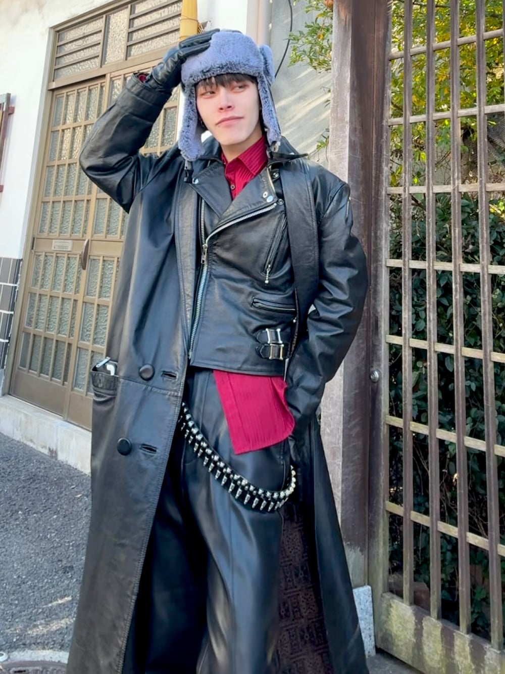 レッド系のシャツ/ブラウス、ブラック系のダウンジャケット/コート、ブラック系のライダースジャケットを着用したメンズの秋コーディネートの3枚目の写真