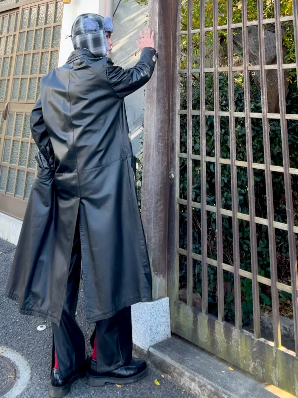 レッド系のシャツ/ブラウス、ブラック系のダウンジャケット/コート、ブラック系のライダースジャケットを着用したメンズの秋コーディネートの2枚目の写真