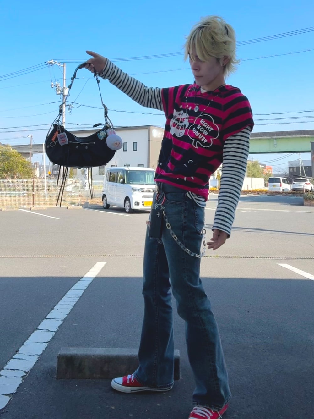 ブルー系のTシャツ/カットソー、ピンク系のパーカー、ブルー系のデニムパンツを着用したメンズの春コーディネートの3枚目の写真