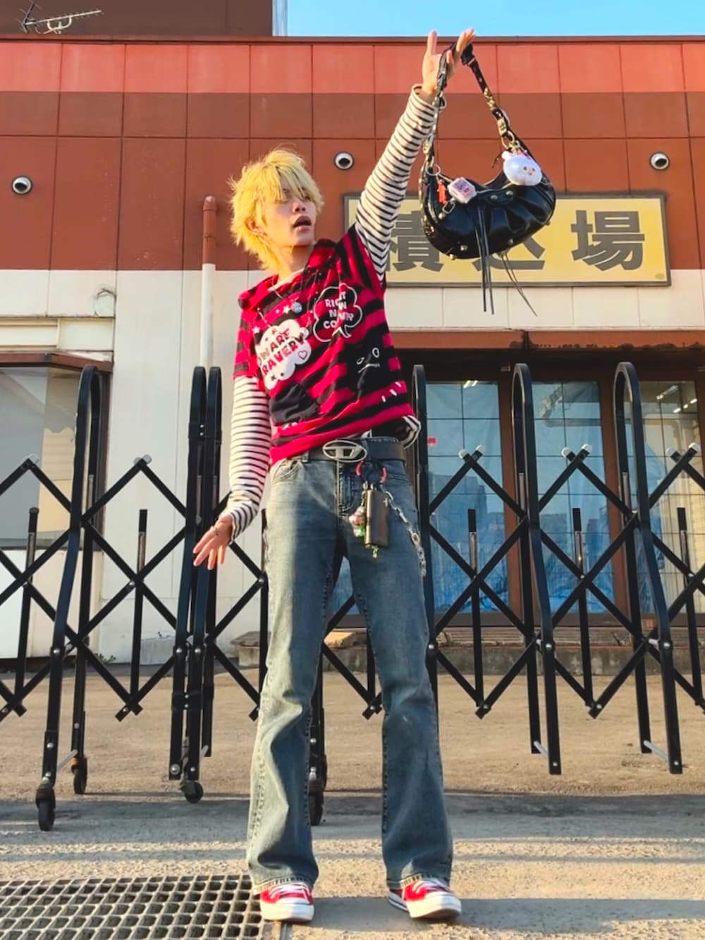 ブルー系のTシャツ/カットソー、ピンク系のパーカー、ブルー系のデニムパンツを着用したメンズの春コーディネートの2枚目の写真