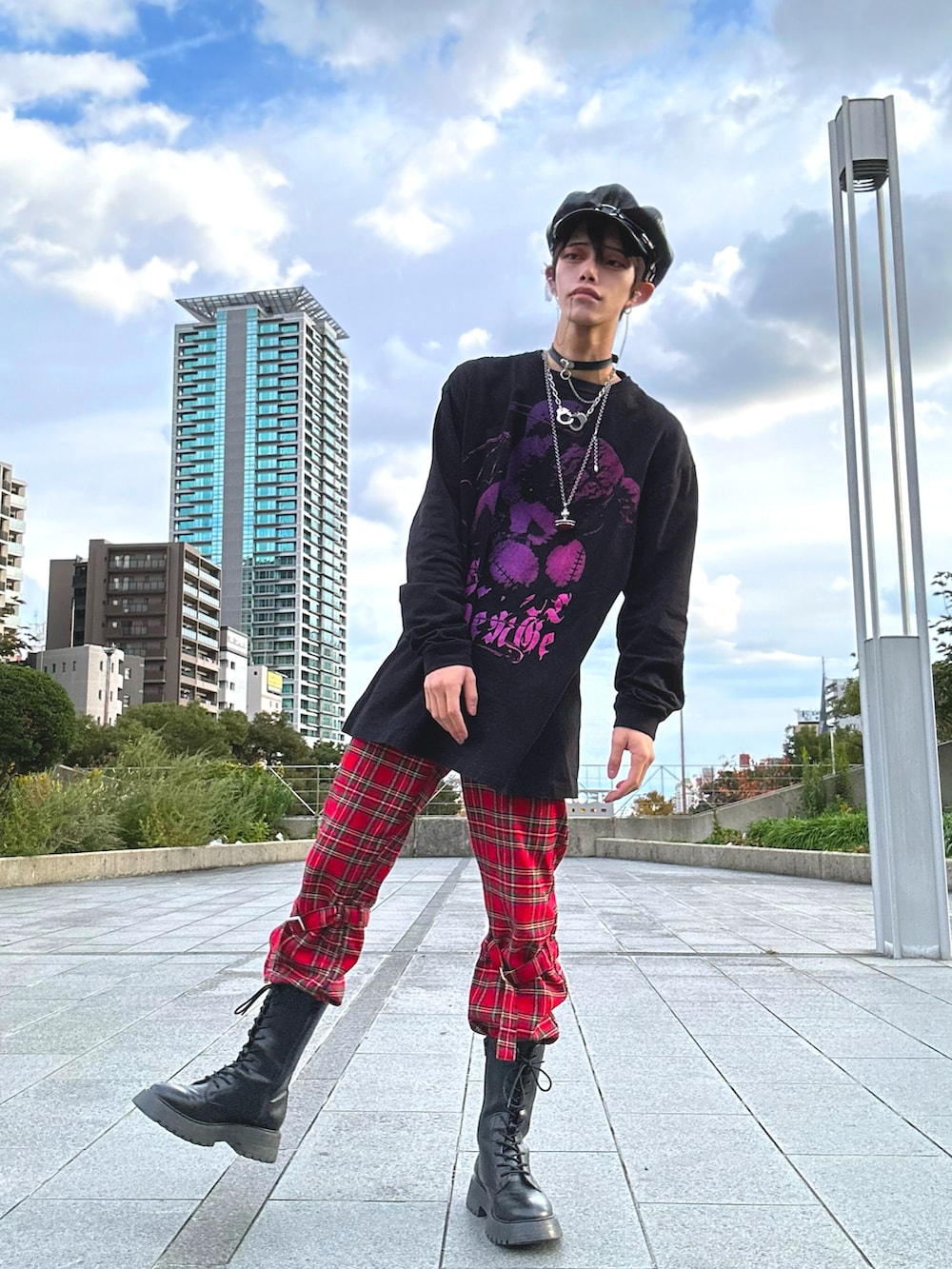 パープル系のTシャツ/カットソー、ブラック系のジャケット/アウター、レッド系のパンツを着用したメンズの冬コーディネートの2枚目の写真