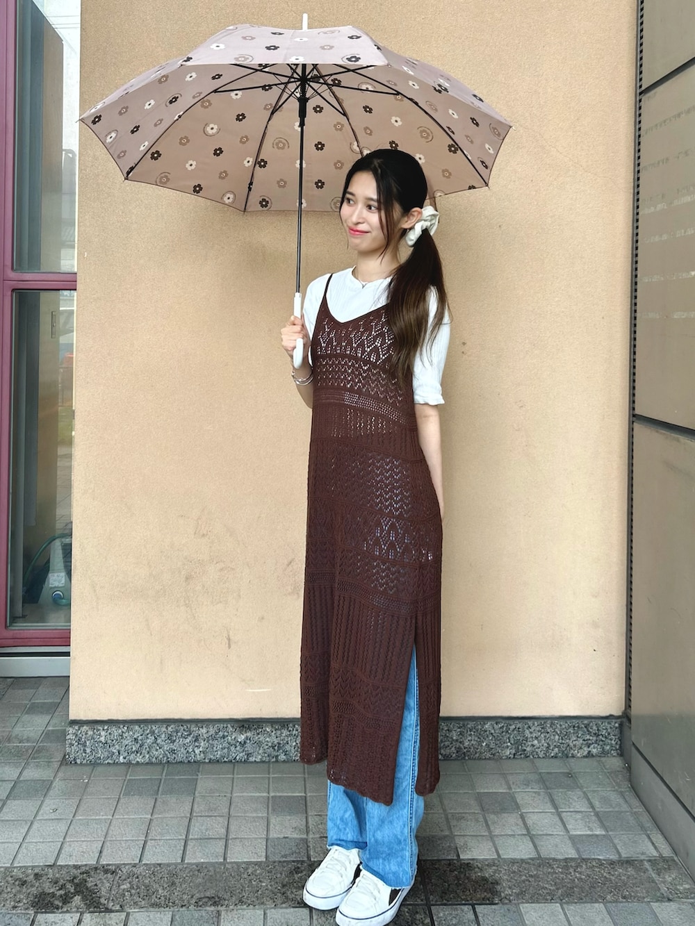 ホワイト系のスニーカー、ブラウン系のワンピース、ホワイト系のTシャツ/カットソーを着用したレディースの夏コーディネートの2枚目の写真