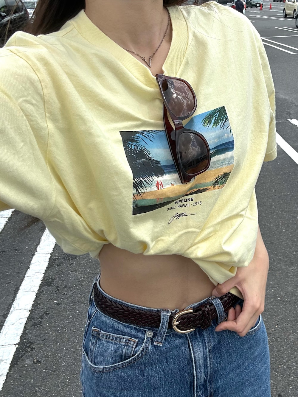 イエロー系のTシャツ/カットソー、ブルー系のデニムパンツ、ブラウン系のスニーカーを着用したレディースの夏コーディネートの3枚目の写真