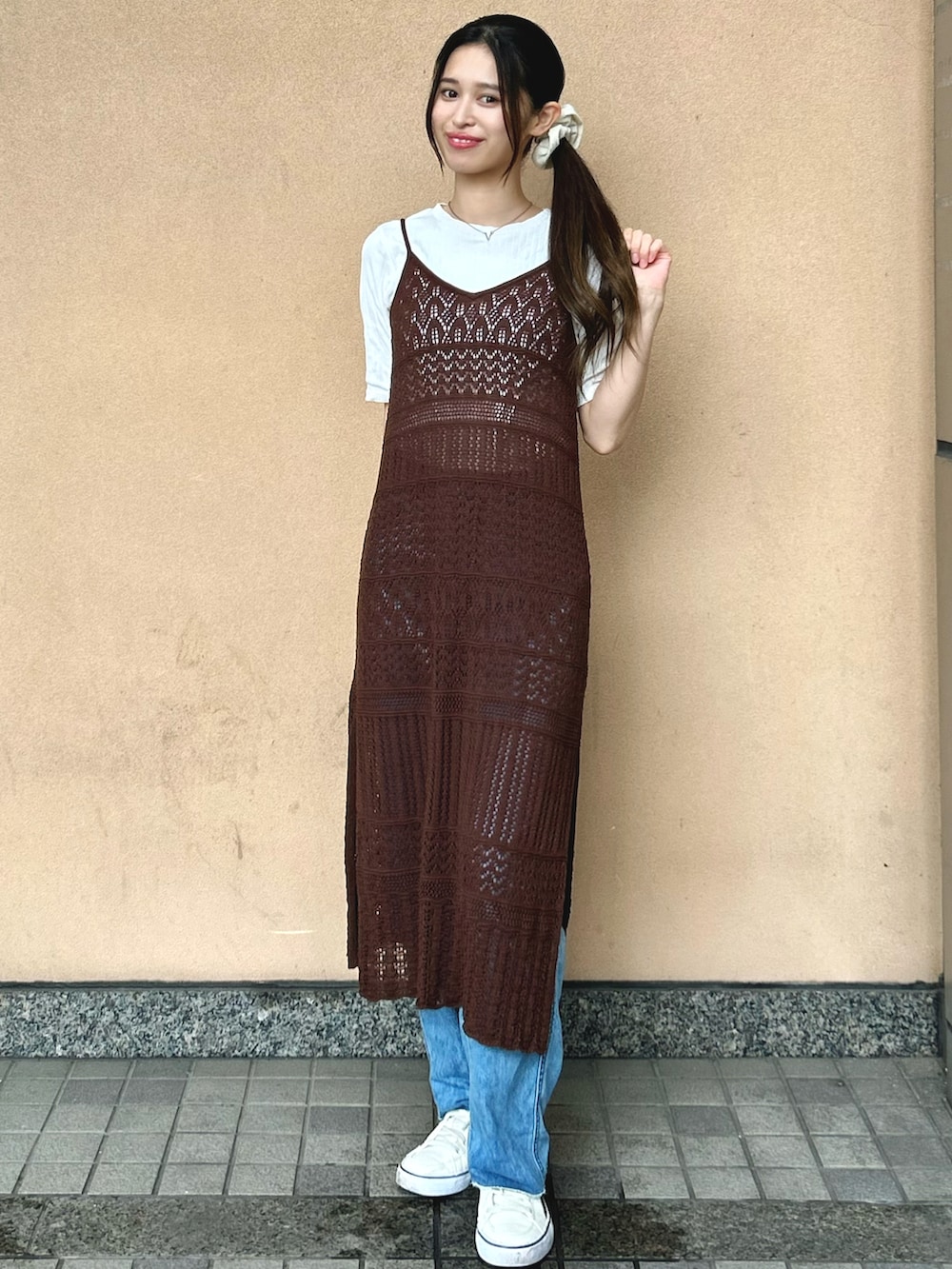 ホワイト系のスニーカー、ブラウン系のワンピース、ホワイト系のTシャツ/カットソーを着用したレディースの夏コーディネートの3枚目の写真