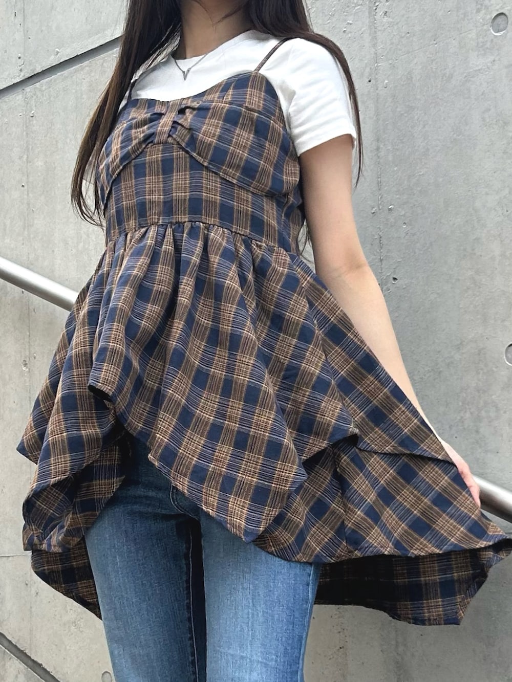 ベージュ系のTシャツ/カットソー、ブルー系のワンピース、シルバー系のパンプスを着用したレディースの夏コーディネートの2枚目の写真