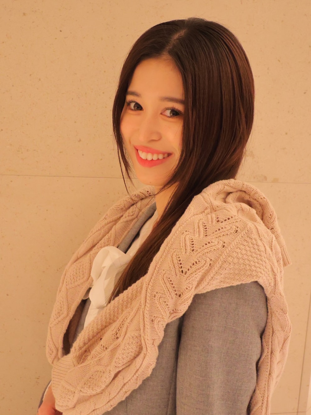 グレー系のその他パンツ、ホワイト系のシャツ/ブラウス、グレー系のテーラードジャケットを着用したレディースの春コーディネートの2枚目の写真